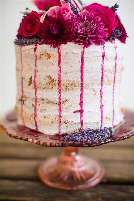 Originalus pyragas, vestuvinis tortas, paprastas vestuvinis tortas, didelis vienos pakopos tortas, papuoštas gėlėmis viršuje