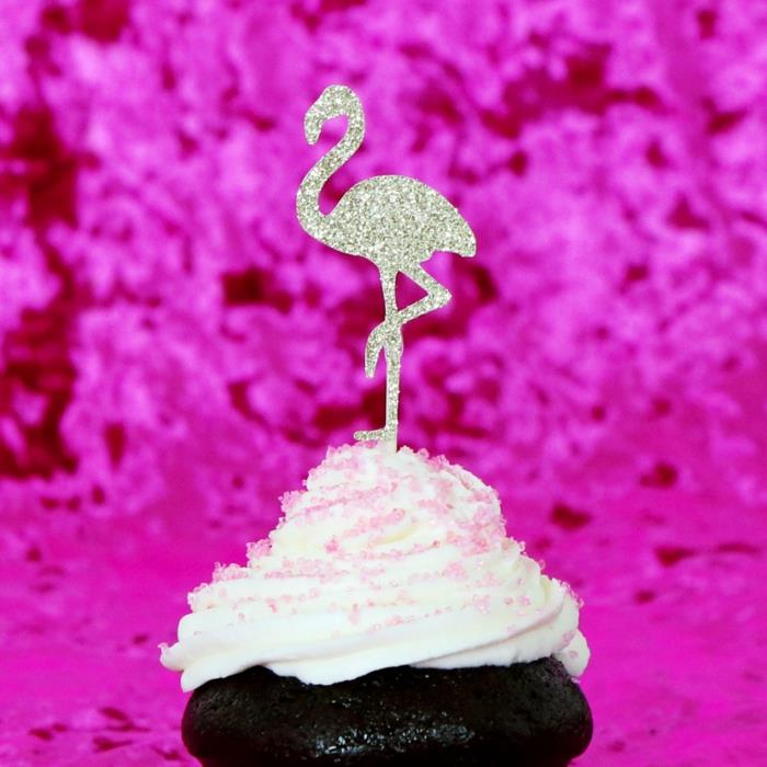 okras flamingo, torta s kakavovo skodelico, s svežo smetano z majhnimi sladkimi delci v roza barvi, otroški rojstni dan, svetlo in veselo vzdušje