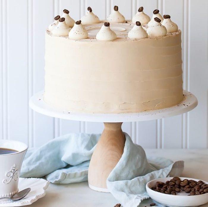 Paprasta baltojo šokolado gimtadienio torto paruošimo idėja baltojo šokolado ir kavos gimtadienio torto receptas