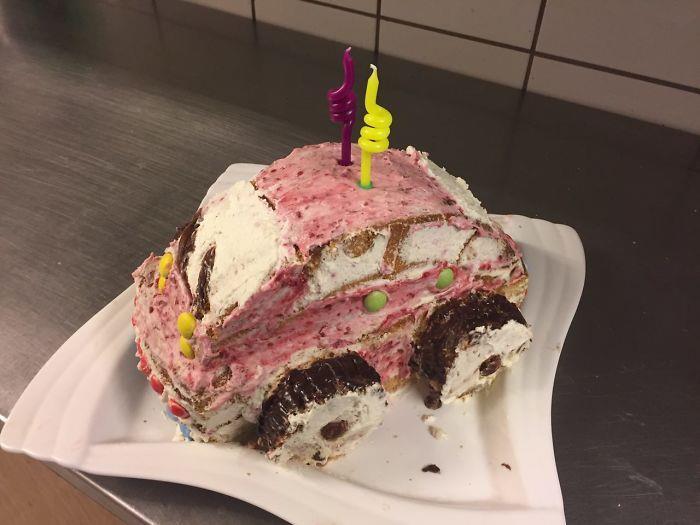 Güzel komik doğum günü pastası fikri, komik araba doğum günü pastası resmi