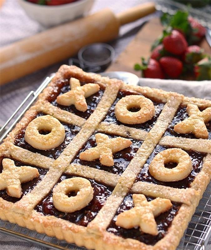 originali dovanos idėja merginai, tortas su braškių uogiene ir apkabinimų bei bučinių rašto puošmena