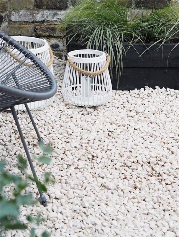 bitkiler, modern mobilyalar ve jaridn beyaz çakıllarla dekore edilmiş minimalist bir bahçe