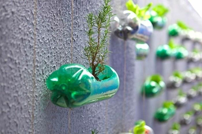 a-do-it-yourself-wall-garden-idea-kaj-narediti-with-plastic-plastenke