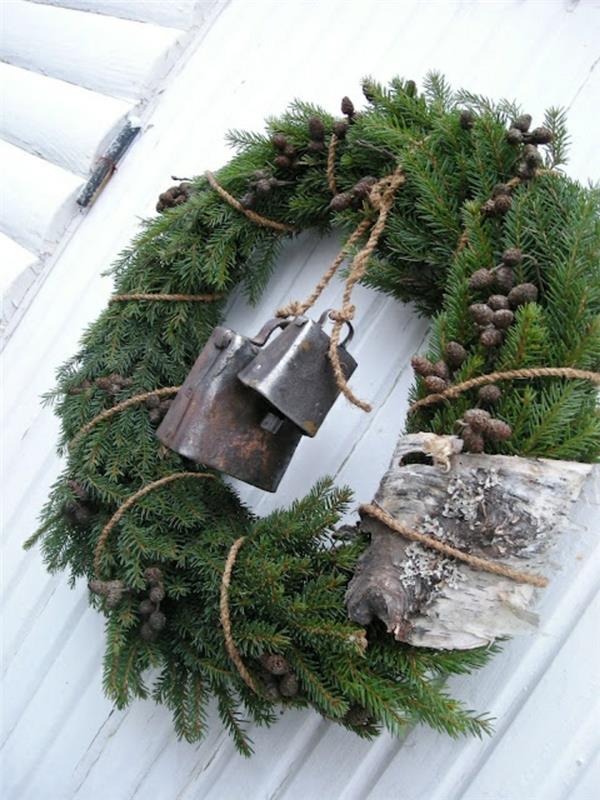 a-pretty-wreath-of-green-jelke-veje-za-okrasiti-vrata-za božič