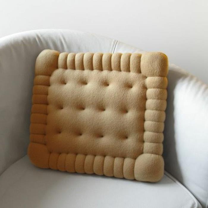 a-pretty-beige-blazina-v-piškotku-v obliki-kako-okrasiti-kavč