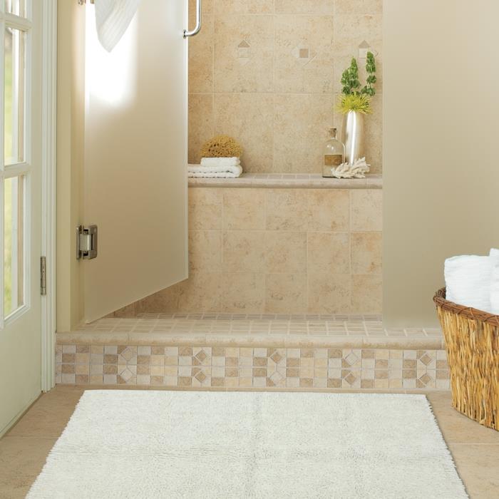 gražus vonios kambario kilimas-smėlio spalvos ir smėlio spalvos plytelės vonios kambariui