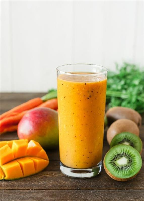 a-mix-of-sadje-in-zelenjava-zelo hranljiv-dietni smoothie