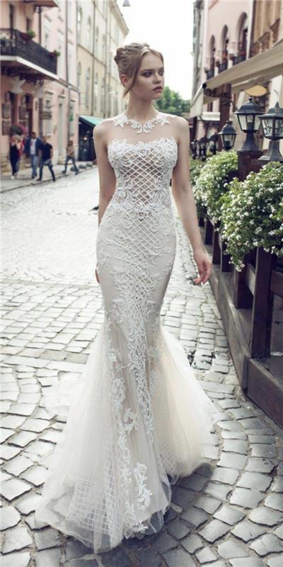 poročna obleka morska deklica, poročna obleka morska deklica, poročna obleka v plaščih, čipkast in arabeskin bustier, ženska, ki hodi po ulici