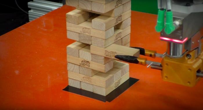 Jenga oynamayı öğrenen robota haber, nasıl gidiyor, Jenga oynayan robotun fotoğrafı