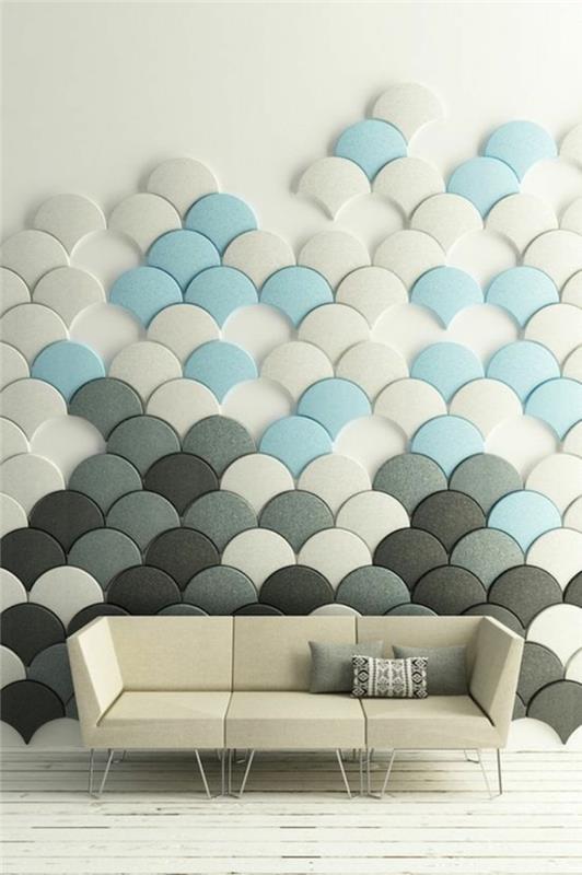 pastel mavi, gri, beyaz ve siyah balık pulları şeklinde mini panellerle süslenmiş duvar, minimalist geometrik çizgilere sahip fildişi kanepe, tasarım duvar dekorasyonu, beyaz boyalı parke