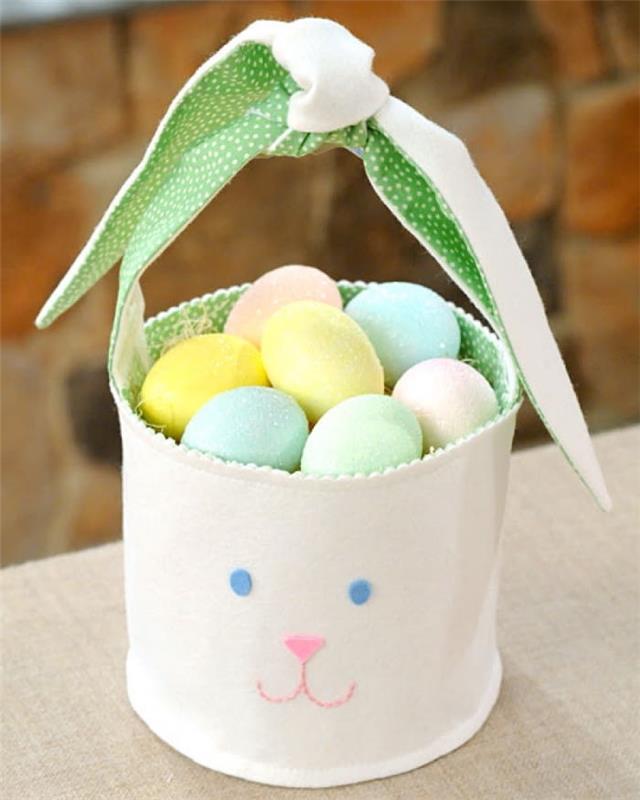 dekoratif yumurtalarla dolu bir tavşan şeklinde bir anaokulu paskalya sepeti