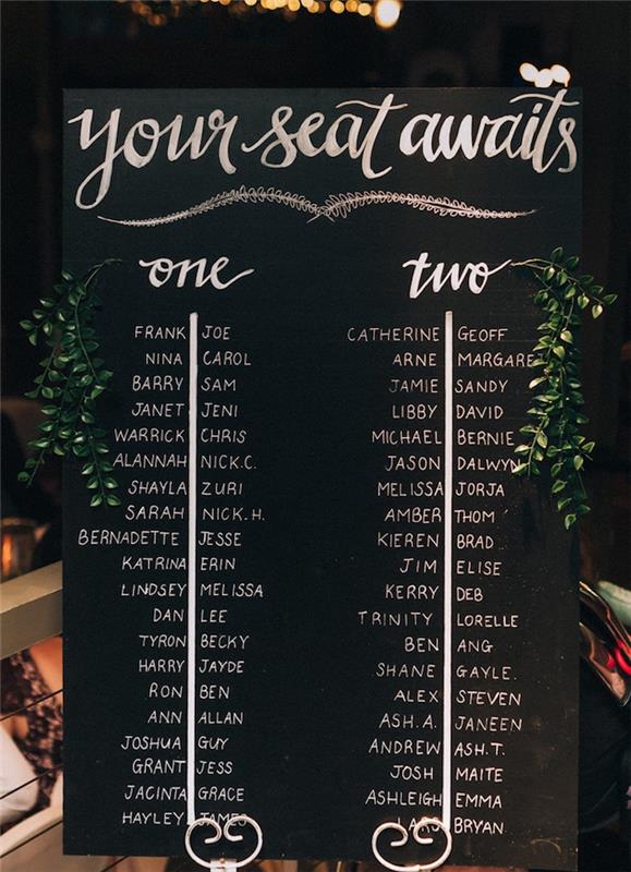 lenta su kaligrafinėmis baltomis raidėmis užrašytais svečių vardais, estetinių vestuvių vietų planas