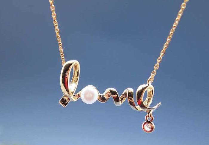 pakabukas auksinėmis raidėmis tiems, kurie sudaro meilę, perlų papuošimas, dovanos idėja jo elegantiškai merginai, moters aksesuaras