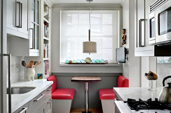 virtuvės valgomojo zona, pilki sienų dažai, medinis ir metalinis stalas, gana mažas virtuvės išdėstymas
