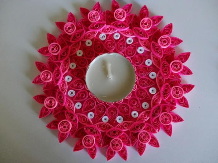 pembe mumluk ve beyaz mum, temel quilling şekilleriyle oluşturulmuş dekorasyon