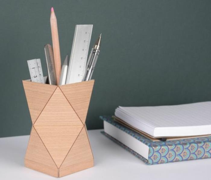 pieštuko laikiklio geometrinės formos idėja, skirta biuro reikmenų laikymui suaugusiems skirtam stalui