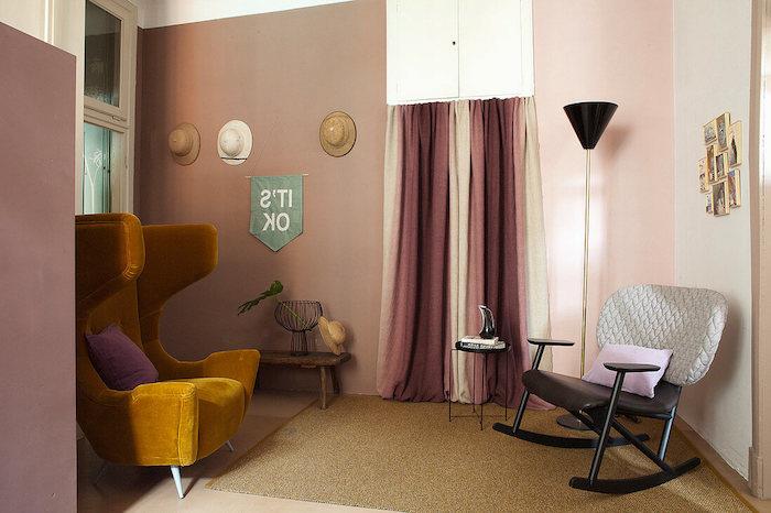 dnevna soba s starinskim pohištvom iz musa v bež barvi in ​​starim rožnatim dekorjem v obliki zaves