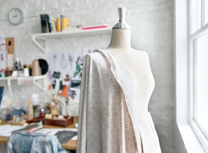 krojaški atelje, oblačilne tkanine in šivalni pribor
