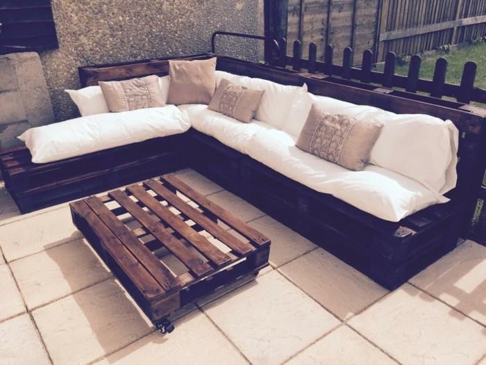 Idea arredamento esterno con un divano ad angolo con cuscineria di colore chiaro
