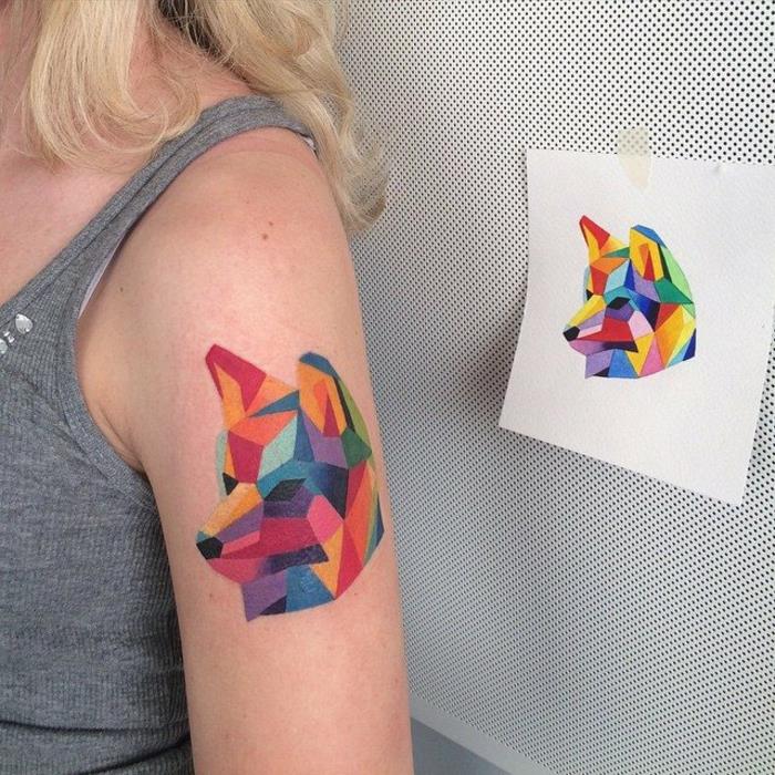 znana-tetovaža-geometrijski-vzorec-pomen-tetovaža-pisana-lisica