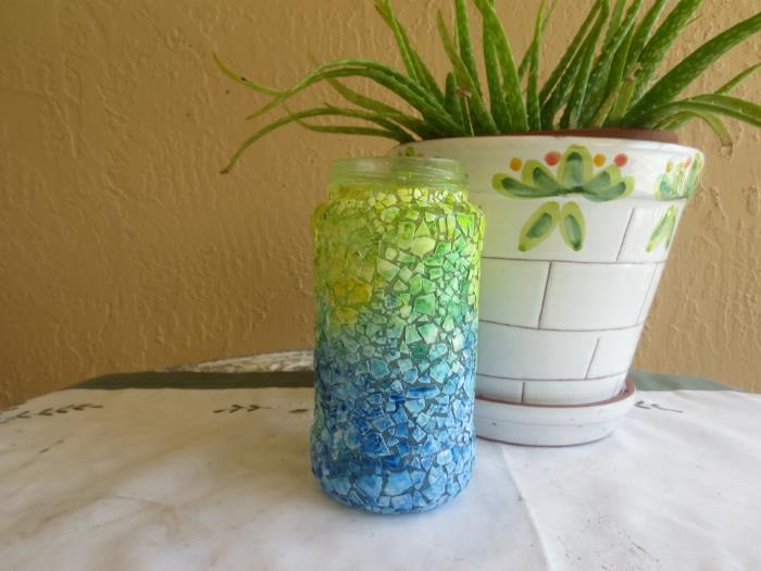 yeşil ve mavi yumurta kabuklarının vazo gölgeli efekt parçaları, bahar el sanatları için kendin yap proje fikri