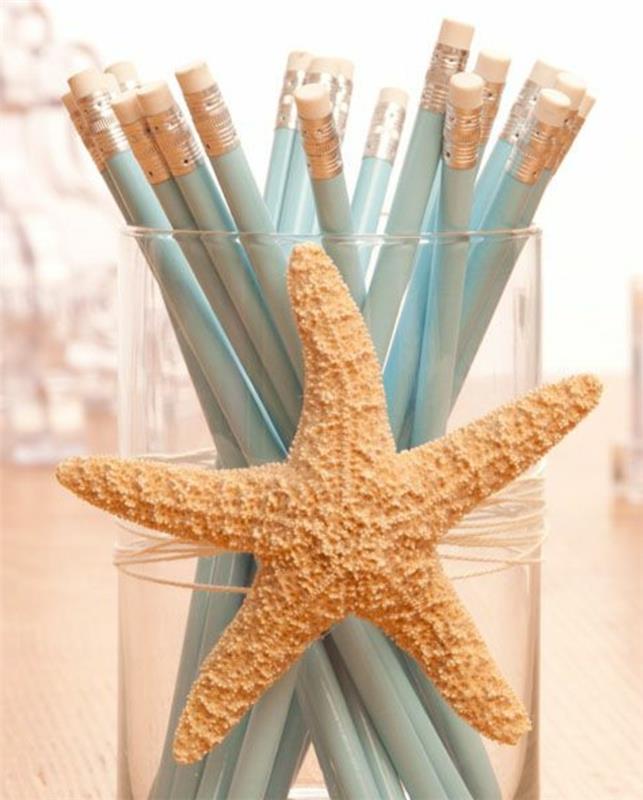 stiklo vaza, paversta į pieštuko puodą, paprasta papuošta jūros žvaigždės spalvos pieštukais-šviesiai mėlyna