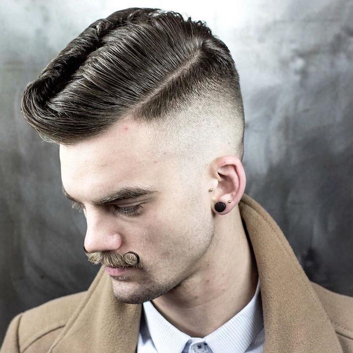 moška hipsterska frizura v stilu rockabilly z ameriškim naklonom
