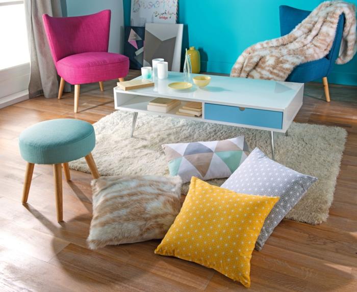 kako prebarvati leseno pohištvo v pastelne barve, velike kvadratne blazine v rumeno. pastelno modro-rjava in bela, fotelj iz fuksije, stene pastelno modre barve