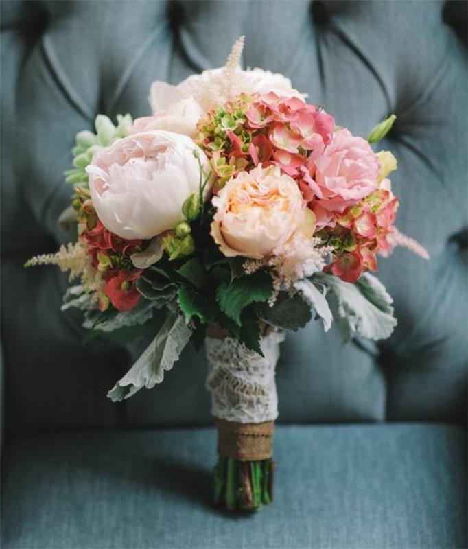 potonike in aure poročni šopek cvetje, stebla, tesna bela čipka, ideja za poročno dekoracijo