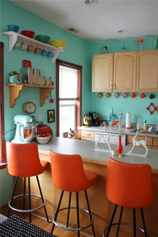 lepa-pisana-kuhinja-oranžna-bar-stol-modra-stena-oranžna-stol-kuhinjsko pohištvo