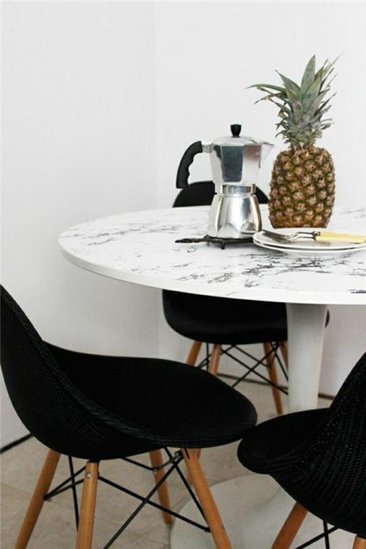 lepa-kuhinja-miza-v-belem-marmorju-plastični-stol-črna-kuhinja