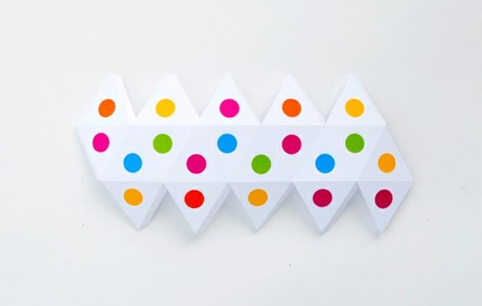 a-dėžutė su keliais kampais-idėja-of-origami-box-do-it-yourself-white-box-model-with-įvairiaspalviai taškai