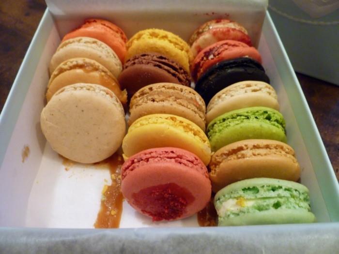 a-delicious-box-of-macaroons-valentine-gift-idea-woman-who-love-тесто