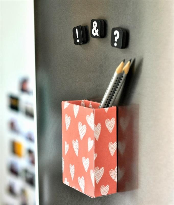 stačiakampė dėžutė su raštais-širdimis-su-magnetu-idėja-kaip pasidaryti pieštuko puodą