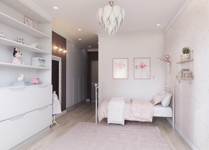 spalnica z belo pobarvanimi stenami od parketa do tal in prašno rožnatim dekorjem