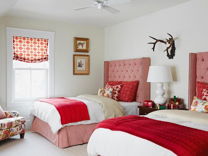 ideja za dekoracijo spalnice z rožnatimi posteljami, oblazinjenim vzglavjem, rdečimi odejami, barvitimi blazinami, cvetličnim naslanjačem, barvnim združenjem