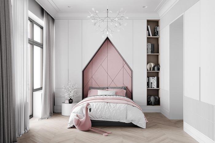 spalnica v beli barvi z nišo za posteljo in flamingom v pastelno roza barvi