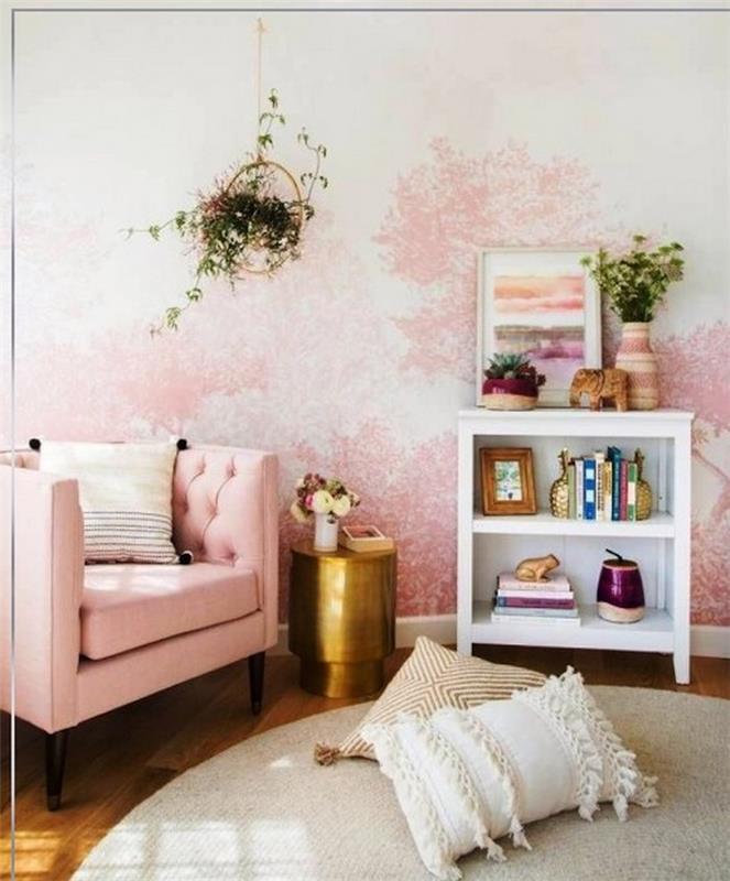 spalnica z okroglo ratansko preprogo, bledo rožnatim naslonjačem in delno poslikano steno