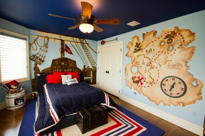 ventilatorska svetilka, preproga v modri, rdeči in beli barvi, slikanje na zemljevidu, modri strop, spalnica za najstnike