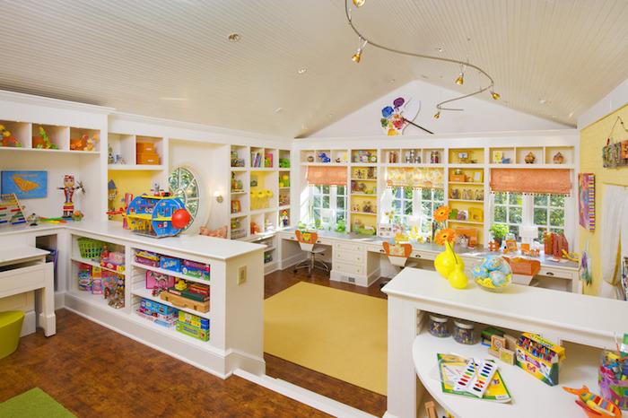 düzenli bir sarı yatak odası duvarlarda kullanım alanı ahşap çocuk saklama dolabı oyuncak saklama kutusu