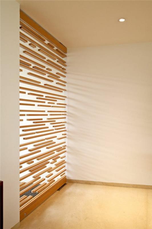 lesena plošča s širokimi odprtinami za svetlobo, ločitev med spalnico in dnevno sobo, v umetniškem slogu, tla prekrita s svetlim PVC parketom