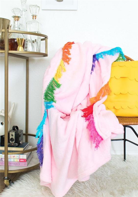 roza odeja po meri z barvitimi mavričnimi obrobami, ideja za darilo za 25 -letno žensko, ki jo naredite sami