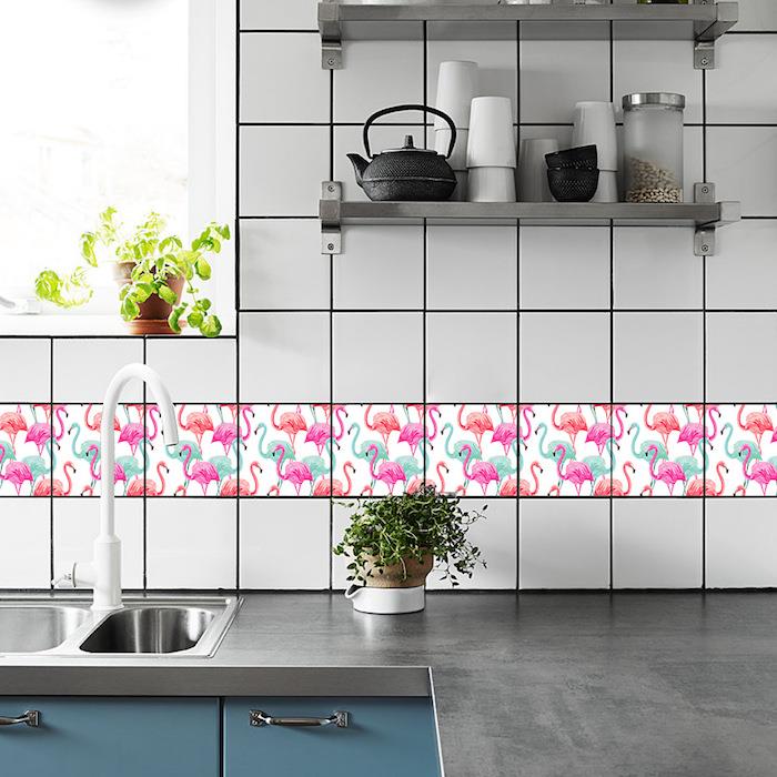 atnaujinkite savo virtuvę, pavyzdys, kaip atrodyti plytelėmis, plytelėmis, flamingo raštu frizu, betoninio efekto stalviršiu ir spintelėmis, perdažyta tamsiai mėlyna spalva
