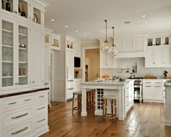 baltai lakuota virtuvė su pigiais baltais baldais, atitinkančiais grindis iki grindų