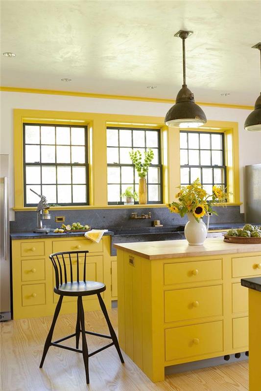 virtuvė „pantnone“ spalvų 2021 m. baldais, ryškiai geltona, o dalys - visiškai pilka