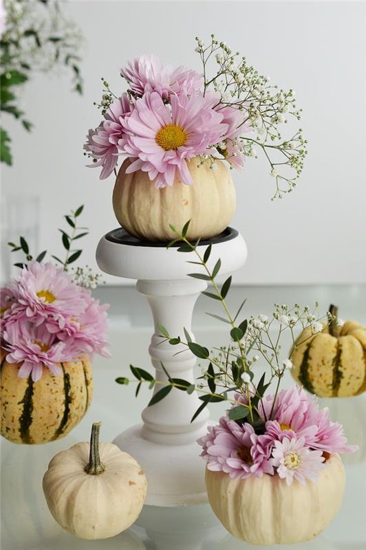 jesensko dekoracijo, ki jo naredite sami v bučah izpraznjene in preoblikovane v cvetlično vazo s šopki v njej