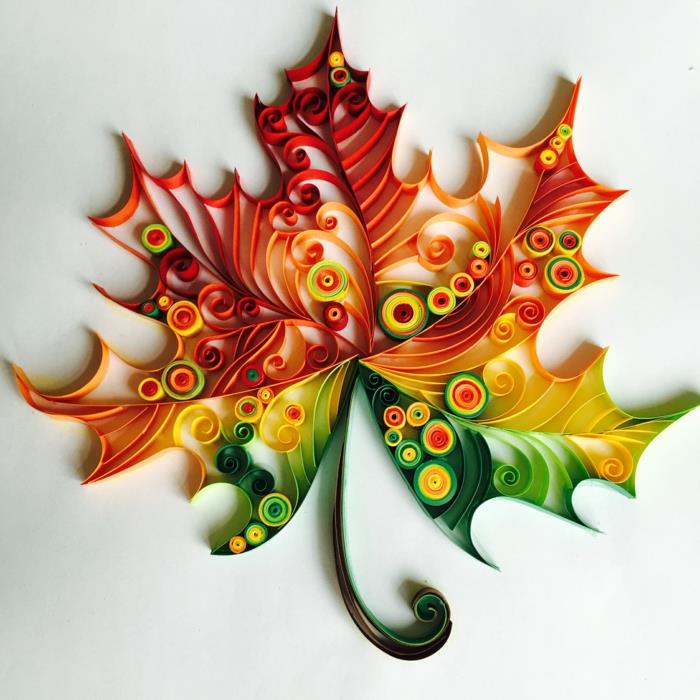 quilling kağıdında sonbahar renklerinde yaprak, katlanmış kağıtla sanat