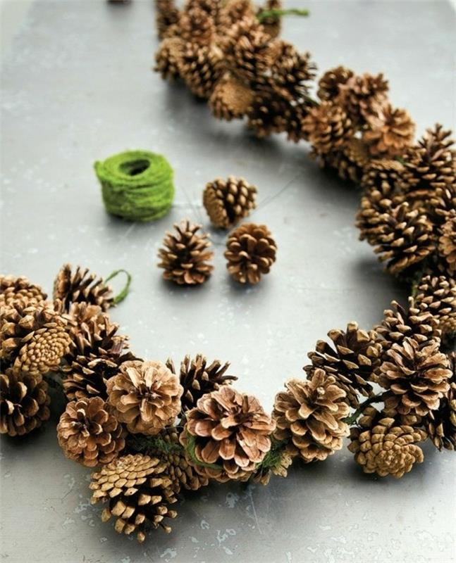 bir-çelenk-çam kozalaklarından-oluşturulmuş-bir-yeşil-sicim-birleştirilmiş-Noel-deko-yapmak