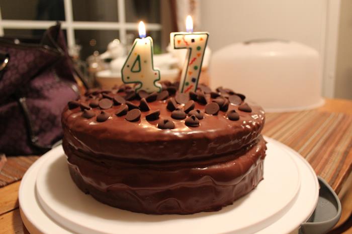Paruoškite suaugusiojo gimtadienio šokoladinį pyragą su šokoladu gimtadienio tortą namuose