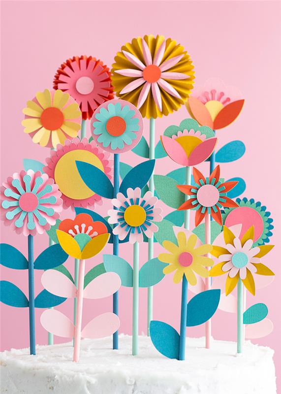 Kağıttan çiçek yapma fikri. pastel tonlarda saman sapları ve kağıt çiçekler, orijinal pasta dekorasyonu